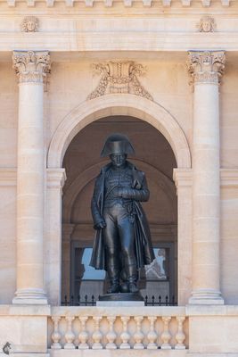 Napoléon qui surveille l'hôtel des invalides
