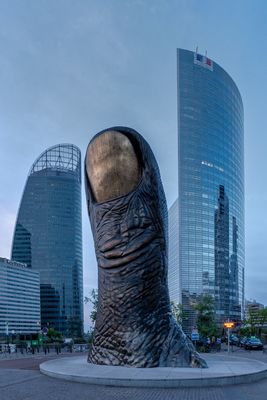 Le Pouce est une œuvre de César à Paris La Défense
