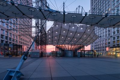 Sur le parvis de la Grande Arche de la Défense