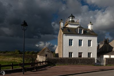 Le Phare de la Bretonne est aménagé sur une maison au fond du port