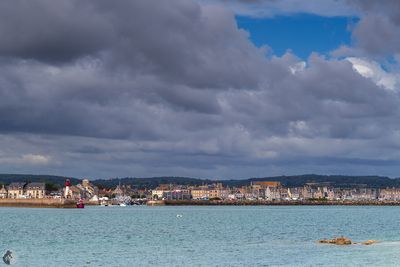 Saint-Vaast-la-Hougue vu depuis l'île de Tatihou