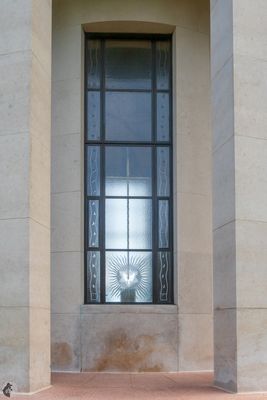 Un vitrail de la chapelle du cimetière américain d'Omaha Beach