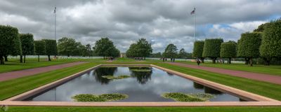 Vue sur la chapelle et le parc du cimetière américain d'Omaha Beach