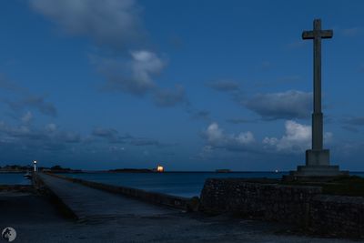 Saint-Vaast-la-Hougue, vue sur le phare et l'île de Tatihou