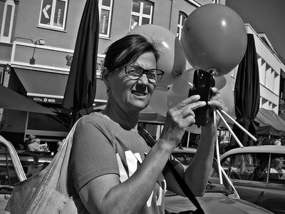 Balloon lady photographing