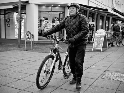 MTB pushing in town