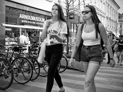 Shopping friends 13