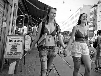 Hand in hand 18