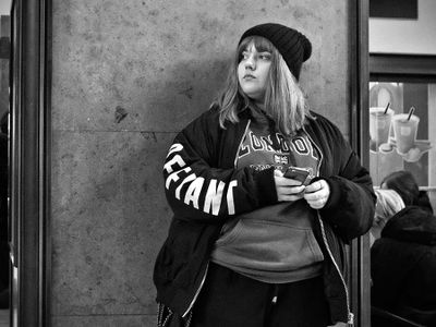 Hat  girl waiting