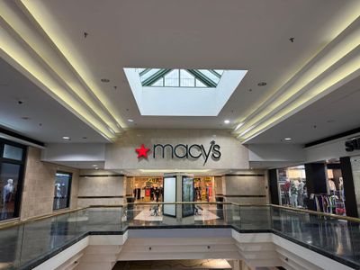 Oak Court Mall closing