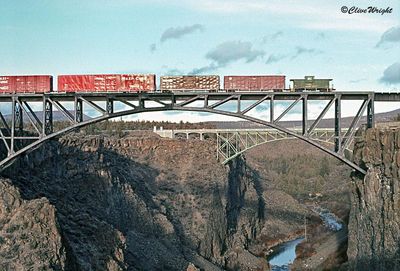 Crooked-River-Bridge-caboose_800.jpg