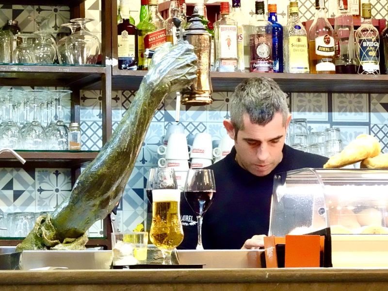  Bar scene