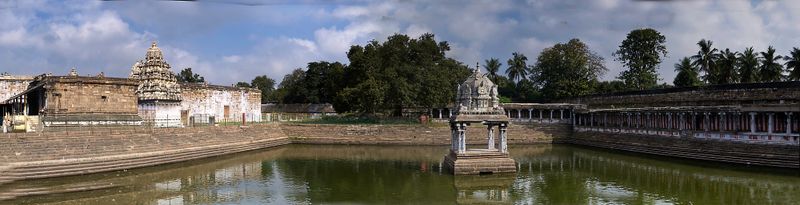 temple tank Ekambeshwarar temple.jpg