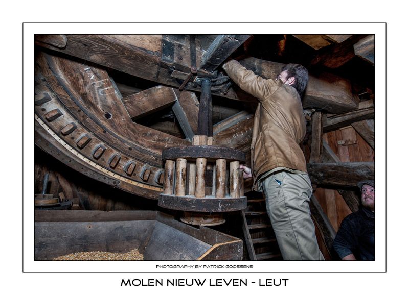 063 Bram schakelt de lantaarn in