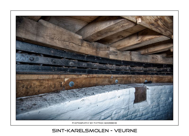 042 Kruiwerk met grote metalen rollen