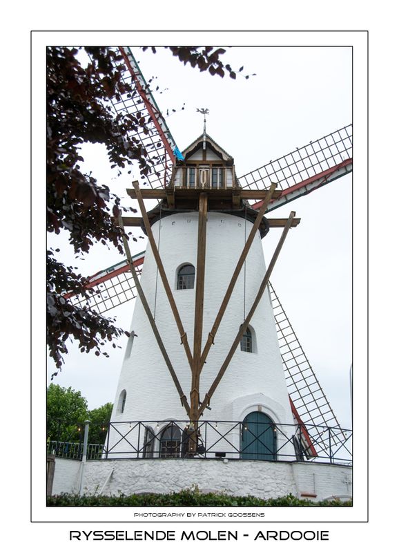 003 Onder de molen een restaurant