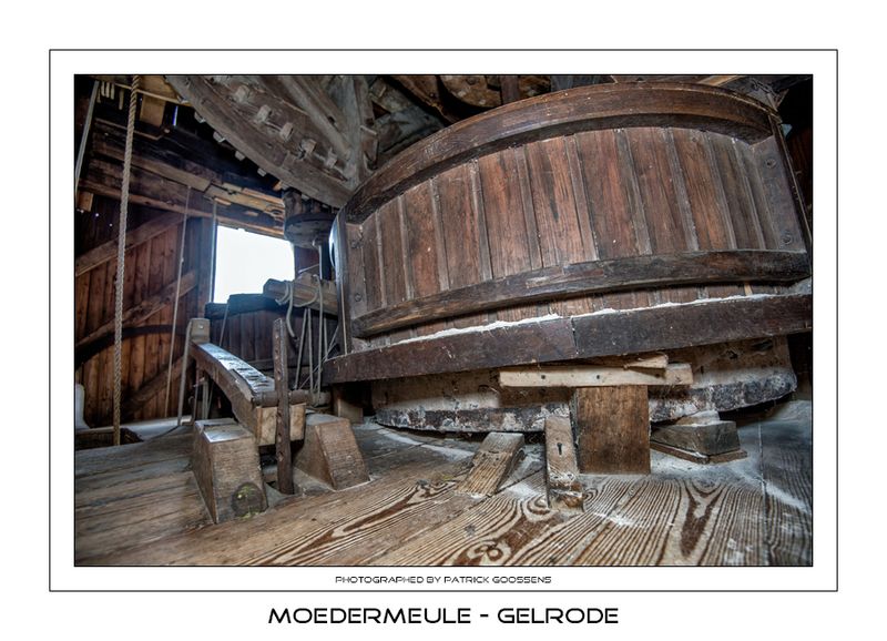 066 Let op het grote niveauverschil van de molenstenen.