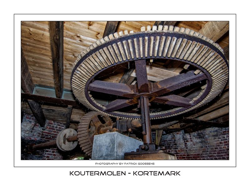 096 Aandrijfwiel voor de mechanische maalderij in het  naastgelegen gebouw