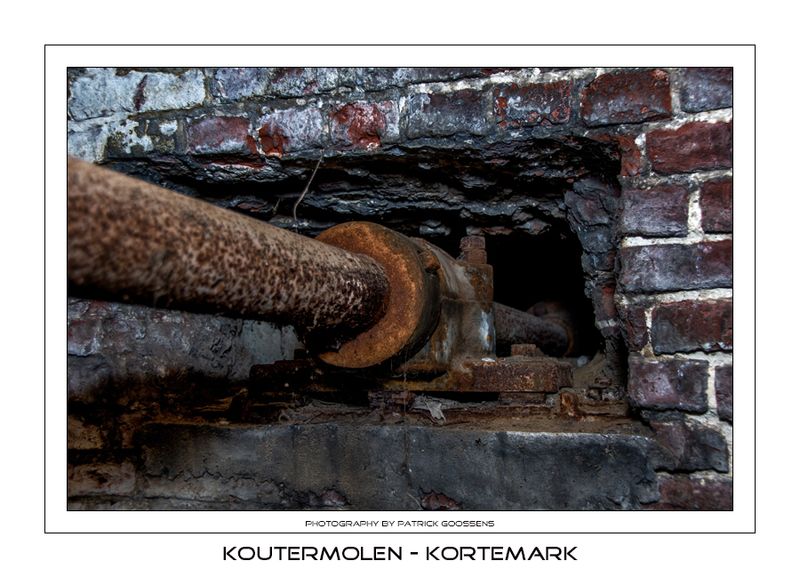 100 As die door de berm naar de mechanische maalderij gaat