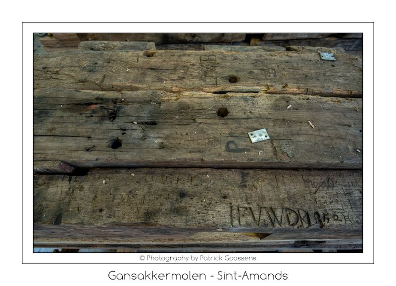 137 Oude inscripties op vele balken