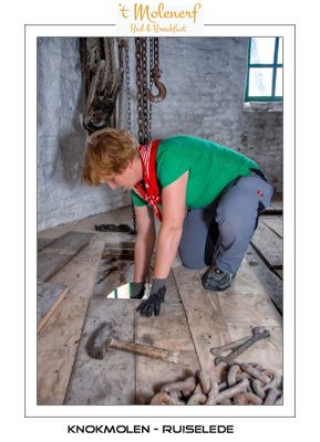 Fixing the shaft with a wooden block through the floor above