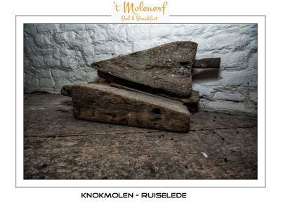 Blocks to put between the millstones if they have to be lifted