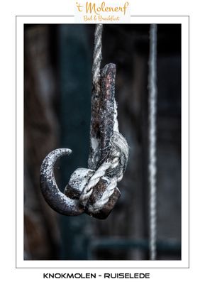 The hook to hold the sack open