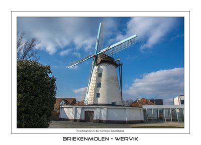 001 Briekenmolen met stenen rondgang