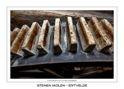 061 Combinatie gietijzer en houten kammen
