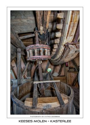 043 Opengewerkte steenkist achtermolen