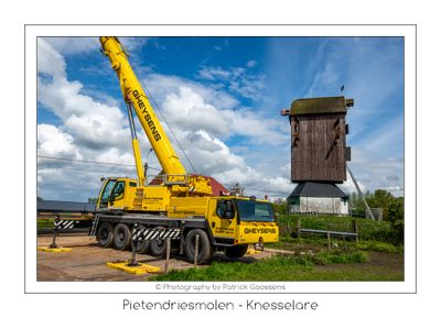 095 Alles staat klaar voor het afhijsen van de molenkast