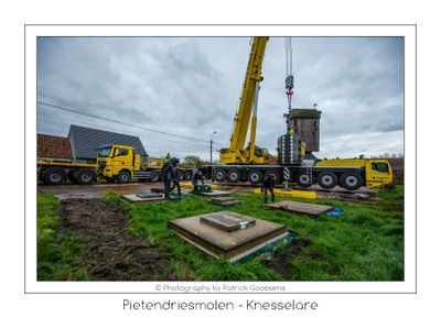 100 De molenbouwer plaats de steunpoten voor de molenkast