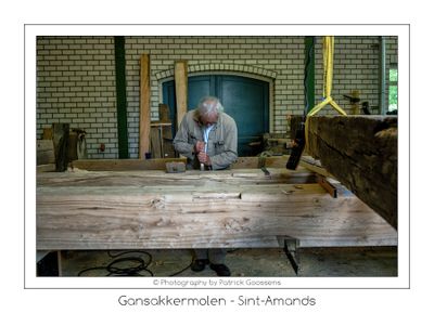132 John werkend aan de draagbalken voor de meelzolder