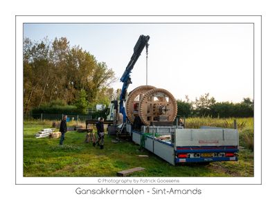 332 Aanlevering van de molenas en de dakspanten