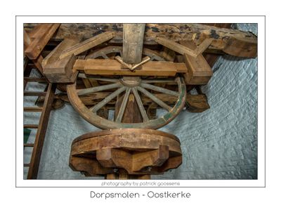034 Een origineel oud karrenwiel in het luiwerk