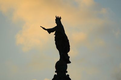 StatueBasilicaOfOurLadyOfMercy8478