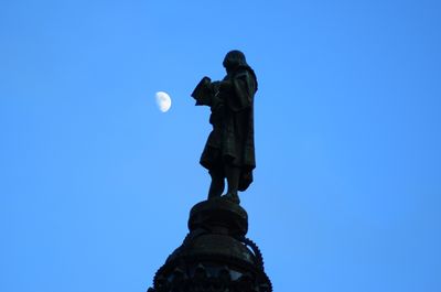 LookingAtTheMoon8523