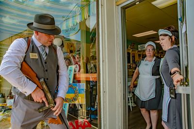 Feds raid a booze joint.