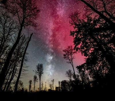 SAR's (Stable Auroral Red) arc meets the milkyway.