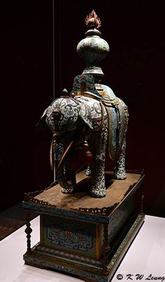 Elephant with vase DSC_5869 