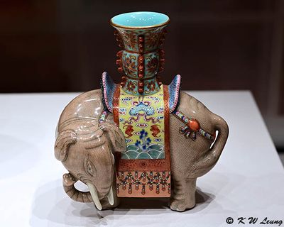 Elephant-shaped vase DSC_5945