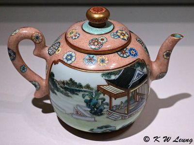 Teapot with figures preparing tea with poem by the Qianlong Emperor DSC_6219