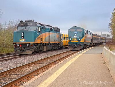VIA Trains Going & Coming DSCN151183