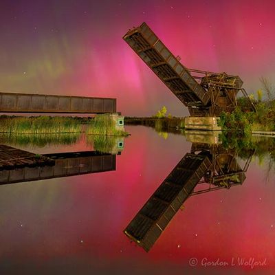 20241010 Aurora Beyond Lift Bridge Reflected 90D130841-3