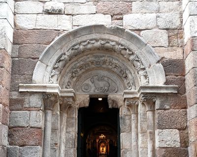 Igrexa de Santiago - side door