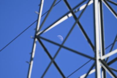 The Trapped Quarter Moon