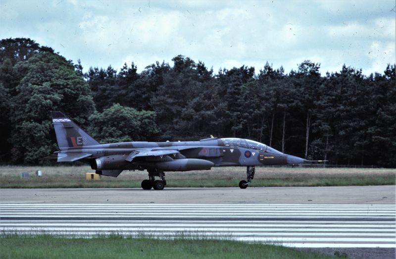 RAF Jaguar T2 XX841 ES 6 Sqn.jpg