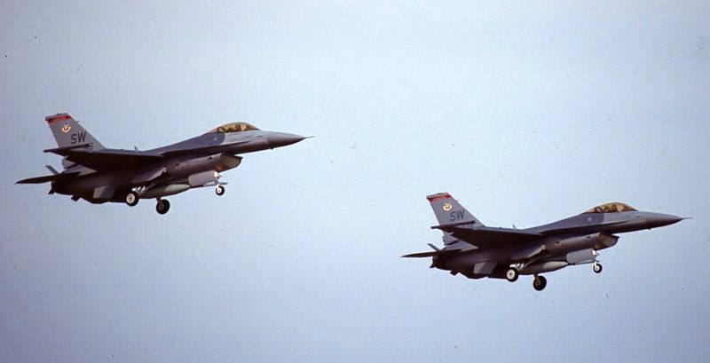 USAF F-16C 91-345 91-359 SW 20 FWb.jpg