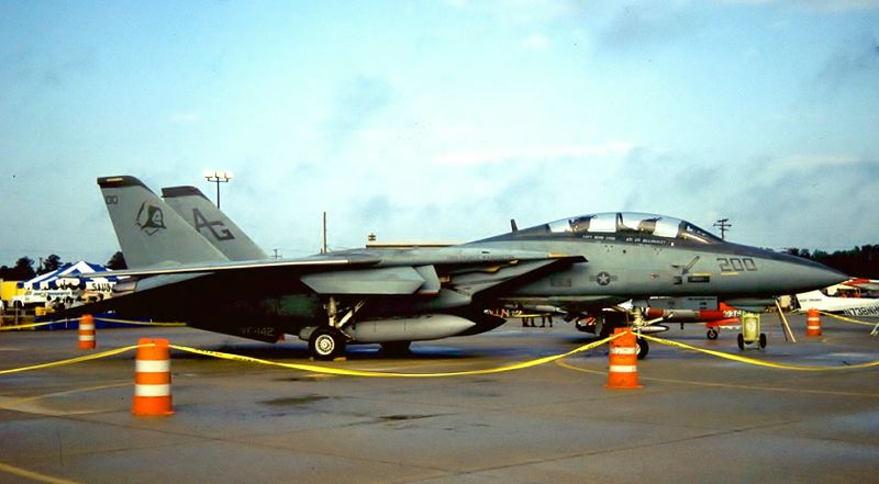 USN F-14B 162926 AF-200 VF-142.jpg