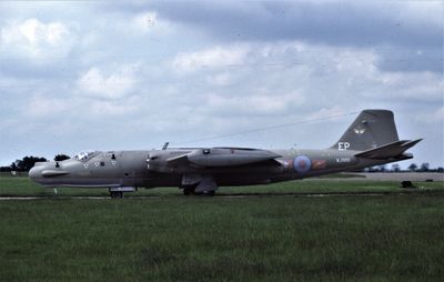 RAF Canberra T17 WJ986 EP 360 Sqn 1992a.jpg